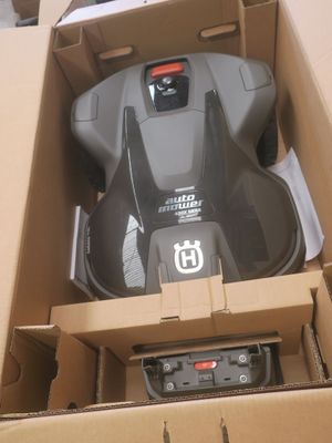 une boîte contenant une télécommande et une autre boîte contenant elle-même une télécommande