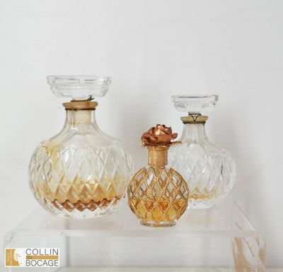 deux vases en verre posés sur une étagère transparente