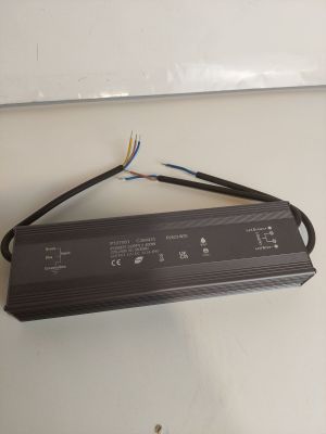 un gros plan d'un appareil électronique auquel sont raccordés des fils