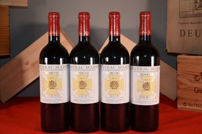 trois bouteilles de vin rouge posées sur une table, à côté d'une caisse en bois