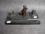 statue d'un chien assis sur un socle en pierre