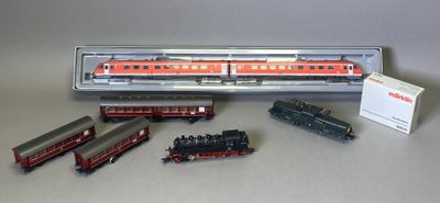 un grand nombre de trains miniatures posés sur une table