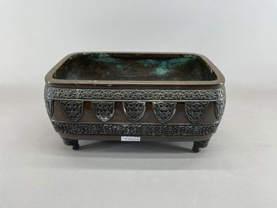 un vieux pot en bronze recouvert d'une couche verte