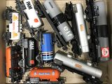 une boîte contenant toutes sortes de petits trains miniatures