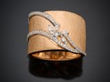 un gros plan d'une bague en or sertie de diamants sur fond noir