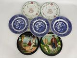 six assiettes bleues et blanches sur lesquelles figurent un homme et un chien