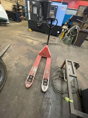une paire de skis posée par terre dans un garage