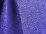 pull violet avec des trous au milieu de la poitrine