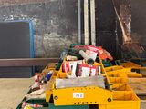une boîte verte et jaune contenant quelques objets