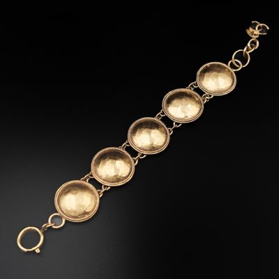 un bracelet en or composé de cinq anneaux et muni d'un fermoir circulaire