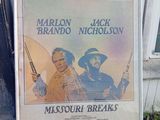 une grande affiche de film représentant deux hommes
