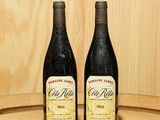 deux bouteilles de vin posées sur un tonneau