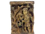 une sculpture en bois représentant un homme tenant un oiseau dans la main
