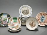 un grand nombre d'assiettes posées sur une table