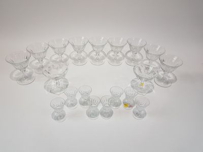 de nombreux verres disposés en cercle sur une surface blanche