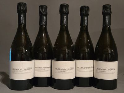six bouteilles de vin sont alignées sur une table