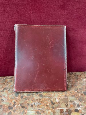 un portefeuille en cuir marron posé sur une table