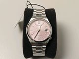 une montre en argent avec un cadran rose