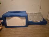 un panier bleu pour chien avec un chien à l'intérieur