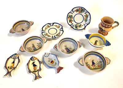 tout un tas de petits plats et de tasses posés sur la table