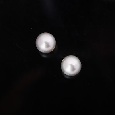 deux perles blanches flottant à la surface d'un fond noir