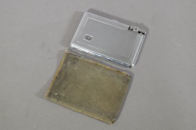 une petite boîte en plastique contenant un petit morceau d'or