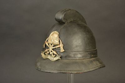 un casque orné d'un crâne et d'os croisés