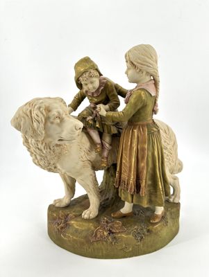 figurine représentant un garçon et une fille à cheval, accompagnés d'un chien