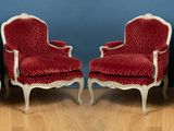 quatre chaises rouges sont alignées contre un mur bleu