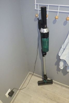 un aspirateur posé par terre dans une pièce