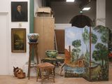 une pièce où il y a un tableau accroché au mur et un autre posé par terre