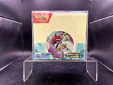 un gros plan d'un CD dans un boîtier transparent posé sur une surface noire