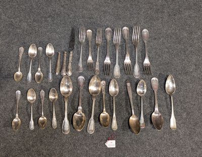 beaucoup de cuillères et de fourchettes en argent sur la table