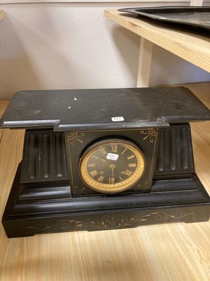 Pendule en marbre noir. Fin XIXe. 23 X 40 X 16. - Photo 1