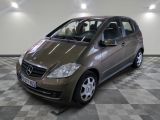 une photo d'une Mercedes Classe B garée dans un showroom