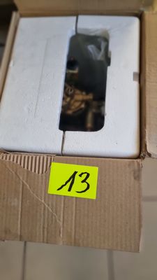 une boîte contenant une souris d'ordinateur, posée sur une table