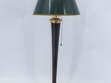 une lampe vert foncé avec un pied en laiton et un abat-jour vert