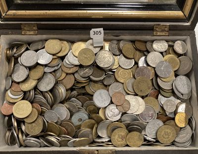 une boîte remplie de pièces de monnaie sur laquelle est apposée une étiquette indiquant le prix