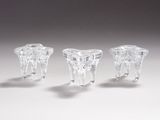 trois vases en verre transparent posés sur une surface blanche