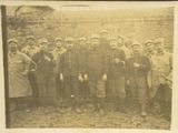 photo d'un groupe d'hommes en uniforme militaire posant pour une photo