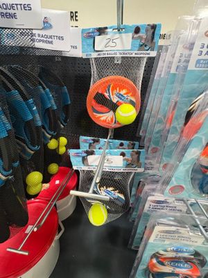 de nombreuses raquettes et balles de tennis exposées dans un magasin
