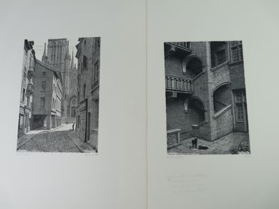 deux photographies en noir et blanc d'une rue d'une vieille ville européenne