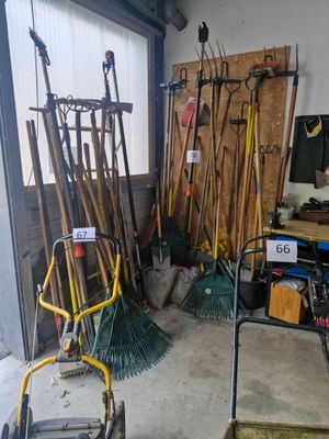 un garage rempli d'outils