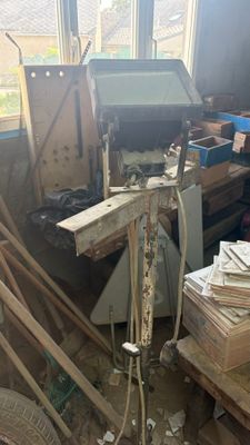 un tas de bois au milieu d'une pièce