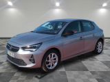 une voiture argentée garée sur le sol en damier d'un garage
