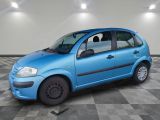 la photo d'une petite voiture bleue garée dans un garage