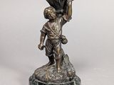 figurine en bronze représentant un garçon portant un panier de fleurs