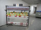 un gros rouleau de tissu posé sur un support dans une pièce