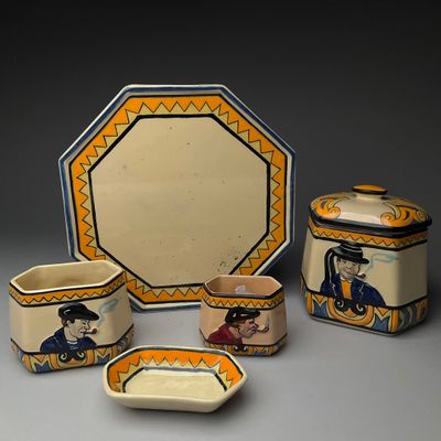 Plusieurs pièces de poterie sont exposées sur une surface grise