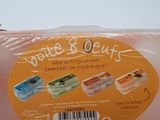 quelqu'un tient dans sa main un rouleau de nourriture emballée dans du film plastique
